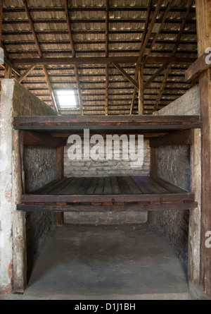 Interno di una delle caserme nella ex II DI AUSCHWITZ-BIRKENAU campo di concentramento in Polonia meridionale. Foto Stock