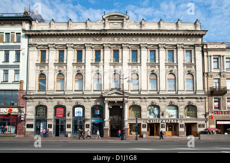 Edifici sulla Nevsky Prospekt, il viale principale di San Pietroburgo, Russia. Foto Stock