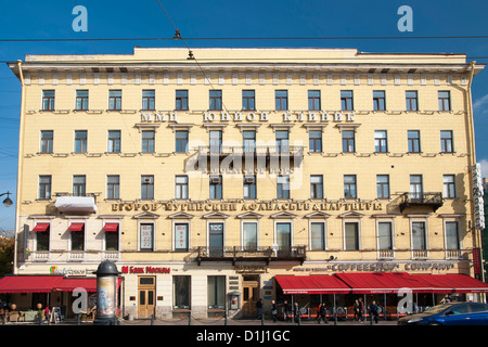 Edifici sulla Nevsky Prospekt, il viale principale di San Pietroburgo, Russia. Foto Stock