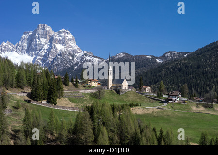 L'Italia, Dolomiti, Veneto, Selva di Cadore, il villaggio e sullo sfondo il Monte Pelmo Foto Stock