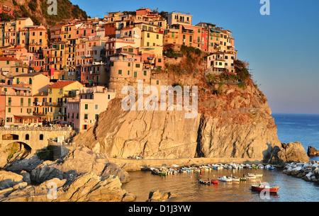 Una vista di Manarola, uno dei cinque borghi delle Cinque Terre dell'Italia costa mediterranea Foto Stock