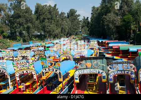 Trajineras sul canale di Xochimilco - Città del Messico DF Foto Stock