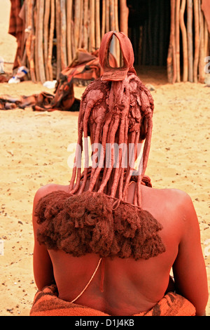 Himba donna capelli intrecciati le mappe catastali in Kunene, Namibia settentrionale Foto Stock