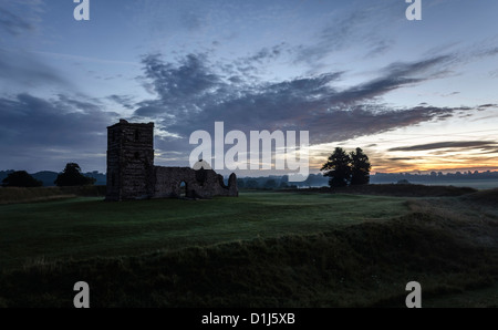 Le rovine della chiesa Knowlton nel Dorset sedersi al centro di un Henge neolitico Foto Stock