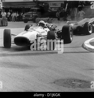 John Surtees in Honda V12 durante 1967 Grand Prix di Monaco Foto Stock