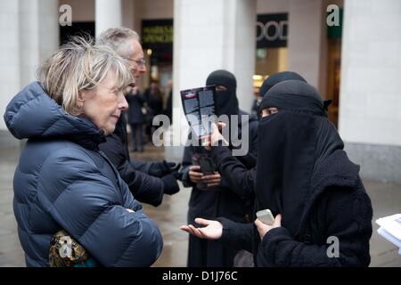 Londra, Regno Unito. 24 dicembre 2012 cristiani e musulmani radicali dibattito le loro credenze diverse al di fuori dalla cattedrale di St Paul. Un gruppo di musulmani estremisti si sono riuniti di fronte alla Cattedrale di St Paul dove essi impostare bancarelle e distribuito dei volantini con l intento di informare i passanti di Islam. Foto Stock