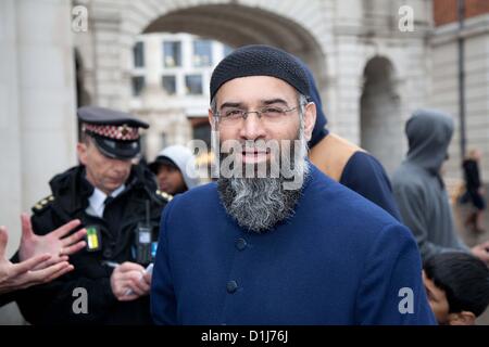 Londra, Regno Unito. 24 dicembre 2012 Anjem Chowdary era presente ad una folla di musulmani al di fuori dalla cattedrale di St Paul che ha provocato proteste da churchgoers. Il gruppo di musulmani radicali si sono riuniti di fronte alla cattedrale dove essi impostare bancarelle e distribuito dei volantini. Ci sono state diverse lamentele ufficiali da parte di persone nelle vicinanze di accodamento per immettere la Cattedrale di St Paul e dove sono state partecipando ad un servizio. Foto Stock