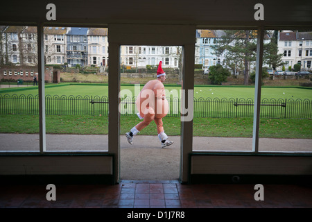 La carità di Santa divertente correre in aiuto di St Michael's Ospizio. Alexandra Park, Hastings, East Sussex. Regno Unito Foto Stock