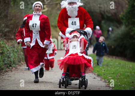 La carità di Santa divertente correre in aiuto di St Michael's Ospizio. Alexandra Park, Hastings, East Sussex. Regno Unito Foto Stock