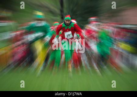 La carità di Santa divertente correre in aiuto di St Michael's Ospizio. Alexandra Park, Hastings, East Sussex. Regno Unito Foto Stock