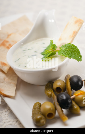 Greco fresco Tzatziki yogurt dip e di pane pita e pickels Foto Stock