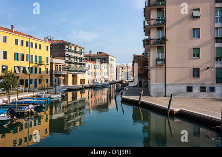 Gli edifici si riflette nelle calme acque di un piccolo canale in una zona residenziale di Venezia Foto Stock