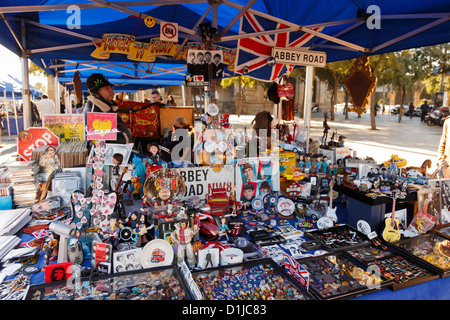 Stallo del mercato di vendita di musica rock memorabilia, Barcellona, Spagna Foto Stock