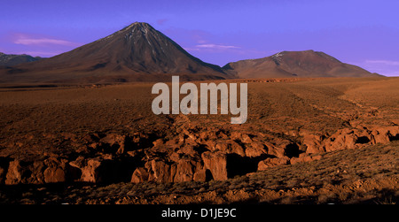 Vulcano Lincancabur al tramonto vicino a San Pedro de Atacama, Cile Foto Stock