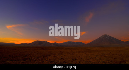 Vulcano Lincancabur al tramonto vicino a San Pedro de Atacama, Cile Foto Stock