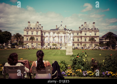 La gente seduta nel Jardin du Luxembourg, Parigi, Francia Foto Stock