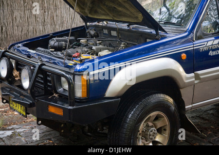 Australian mitsubishi triton 4wd cabina doppia con il cofano anteriore cofano sollevato Foto Stock