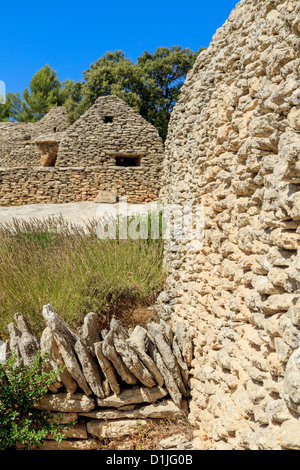 Capanne in pietra nel villaggio Bories vicino a Gordes, Vaucluse Francia meridionale Foto Stock