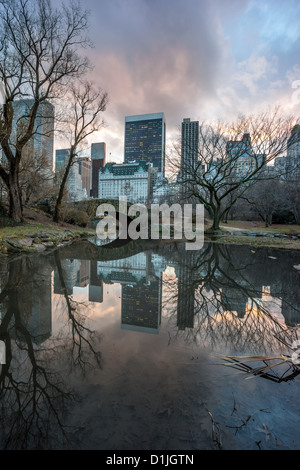 Gapstow Bridge è una delle icone del Central Park di Manhattan a New York City. Foto Stock