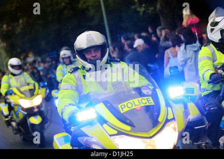 Sussex polizia moto viaggi con luci blu lampeggiante Foto Stock