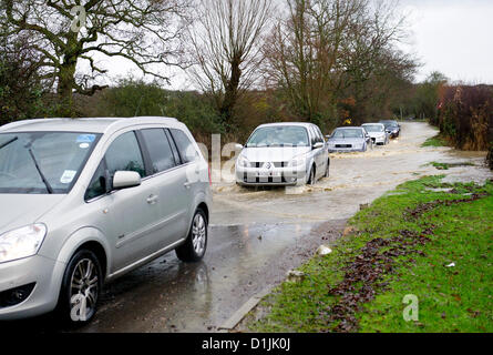 Driver lottando per guidare attraverso strade allagate.Fotografo: Gordon Scammell/Alamy Live News Foto Stock