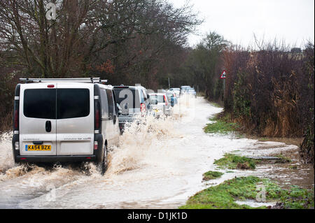 Driver lottando per guidare attraverso strade allagate.Fotografo: Gordon Scammell/Alamy Live News Foto Stock