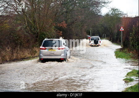 Driver lottando per guidare attraverso strade allagate.Fotografo: Gordon Scammell/Alamy Live News Foto Stock