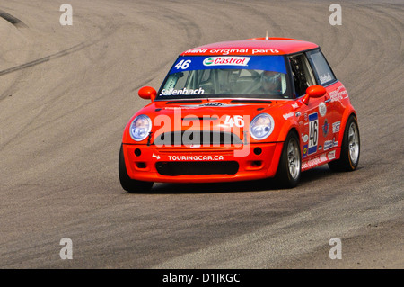 Una Mini Cooper compete nel CTCC Canadian Touring Car Championship al 2011 Mobile-1 Grand Prix Mosport Foto Stock