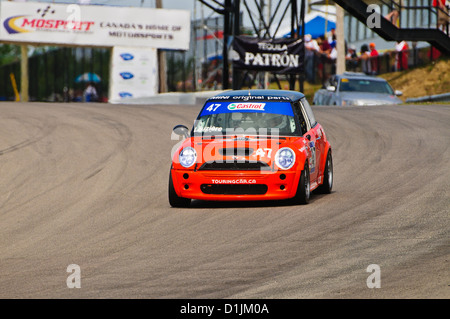 Un Mini pilotata da Alain Lauziere compete nel CTCC Canadian Touring Car Championship al 2011 Mobile-1 Grand Prix Mosport Foto Stock