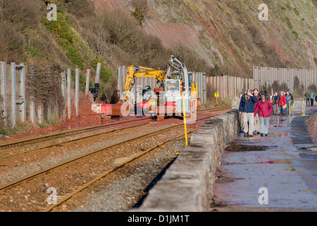 Teignmouth, Devon, Inghilterra. Al 24 dicembre 2012. Una frana in Teignmouth a Dawlish ferrovia. Foto Stock