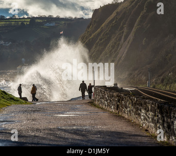 Teignmouth, Devon, Inghilterra. Al 24 dicembre 2012. Punto Sprey a Teignmouth con un mare agitato e le onde si infrangono. Foto Stock