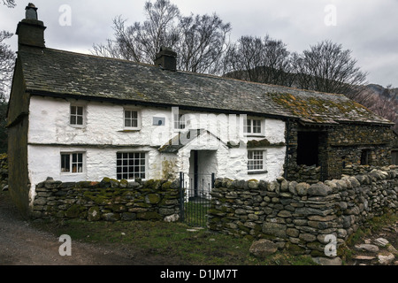 Vecchio bianco lavato agriturismo cottage con tetto in ardesia e annesso fienile, Bridge End Cottage Fattoria,poco Langdale, Cumbria, England, Regno Unito Foto Stock