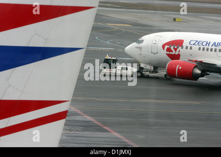 CSA Czech Airlines aereo Praga Repubblica Ceca aereo a terra Tarmac Jets atterrato Ceske Aerolinie Aviation Company Aeroporto Ruzyne District Foto Stock