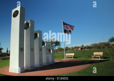 Veterans Memorial scolpita in marmo con insegne di tutti e 5 i rami del servizio militare con POW e noi le bandiere presso l'attenzione. Foto Stock