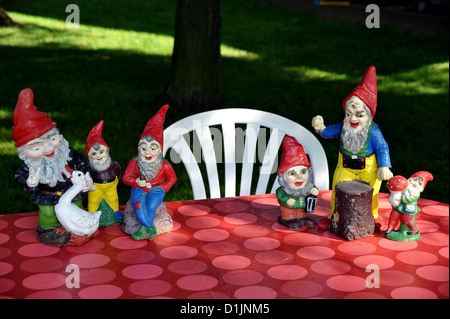 Gnomi giardino sul tavolo con una tovaglia rossa, festa giardino Foto Stock