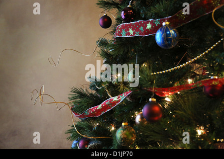Un primo piano di un bellissimo albero di Natale decorato. Foto Stock