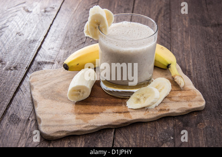 Fatta fresca frullato di Banana su sfondo di legno Foto Stock