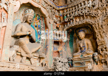 Enormi statue di Buddha a Grotte di Yungang che è uno dei più grandi - scala antiche grotte in Cina. Foto Stock