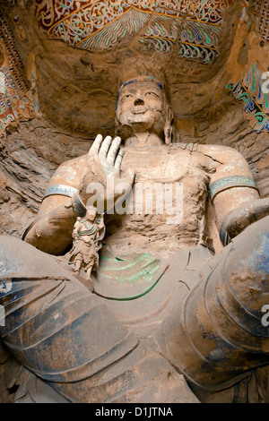 Enormi statue di Buddha a Grotte di Yungang che è uno dei più grandi - scala antiche grotte in Cina. Foto Stock