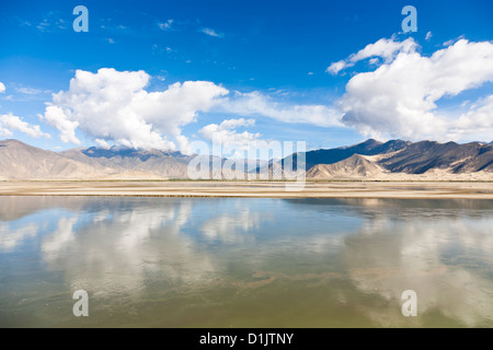 Il paesaggio di Yarlung Zangbo fiume che proviene a monte dal sud del Tibet e la valle di Yarlung Zangbo Grand Canyon Foto Stock