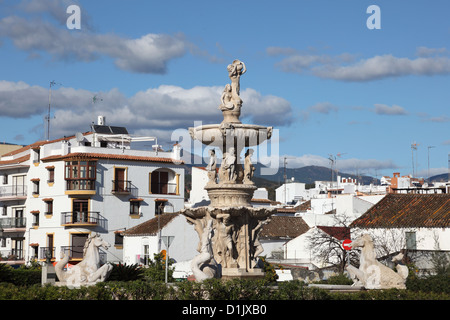 Fontana con sculture in una rotatoria a Estepona, Andalusia Spagna Foto Stock