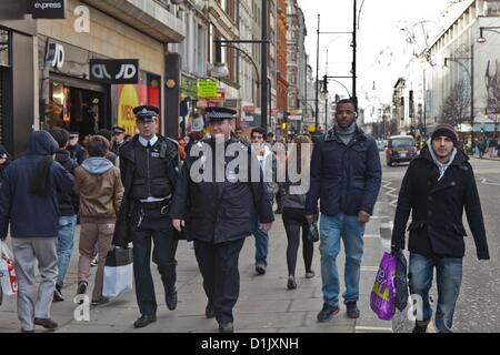 Londra, Regno Unito. 26 dicembre 2012 due funzionari di polizia pattuglia Oxford Street. A causa della gli assalti violenti lo scorso anno su Oxford Street ci sono più agenti di polizia in servizio di pattugliamento a Londra il più trafficate aree dello shopping. Foto Stock