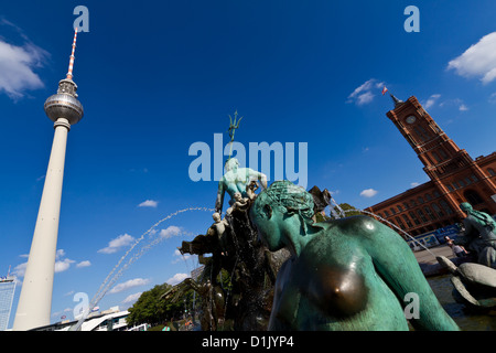 La fontana di Nettuno e la torre della televisione su Alexanderplatz di Berlino, Germania Foto Stock