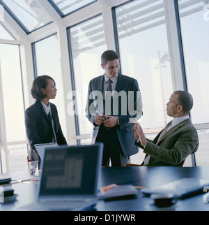 Imprenditrice e di imprenditori in riunione licenza gratuita ad eccezione di annunci e cartelloni Foto Stock