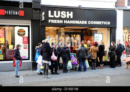 Nottingham, Regno Unito. Il 26 dicembre 2012. Shoppers grab affare nel centro città i negozi. © Ian Francesco / Alamy Live News Foto Stock