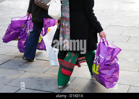 Nottingham, Regno Unito. Il 26 dicembre 2012. Shoppers grab affare nel centro città i negozi. © Ian Francesco / Alamy Live News Foto Stock