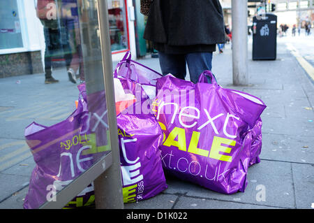 Nottingham, Regno Unito. Il 26 dicembre 2012. Shoppers grab affare nel centro città i negozi. © Ian Francesco / Alamy Live News Foto Stock