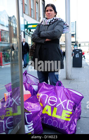 Nottingham, Regno Unito. Il 26 dicembre 2012. Shoppers grab affare nel centro città i negozi. © Ian Francesco / Alamy Live News Foto Stock