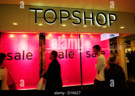 Nottingham, Regno Unito. Il 26 dicembre 2012. Shoppers grab affare nel centro città i negozi. © Ian Francesco / Alamy Live News Foto Stock