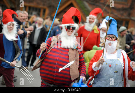 East Hoathly, UK. Il 26 dicembre 2012. East Hoathly Boxing Day pram - GARA - folla rivestita la East Sussex village High Street come team raccolti e fatti correre loro wacky macchine tra i due pub per la carità. Una squadra di gnomi dash avanti con Kath Harrison portando la sua squadra. Credito: Jim Holden / Alamy Live News Foto Stock